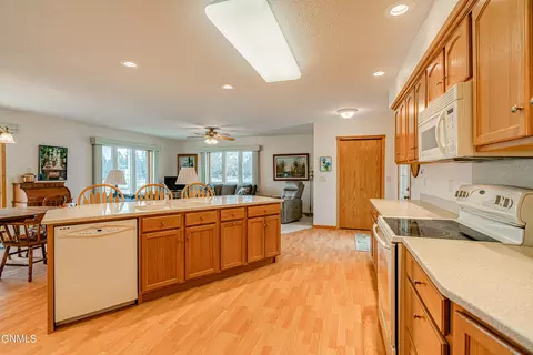 2913 Colorado Dr E, Bismarck, ND 58503 photo 13