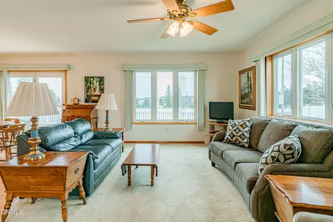 2913 Colorado Dr E, Bismarck, ND 58503 photo 5