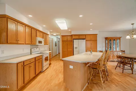 2913 Colorado Dr E, Bismarck, ND 58503 photo 1