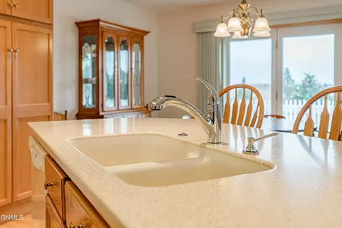2913 Colorado Dr E, Bismarck, ND 58503 photo 11