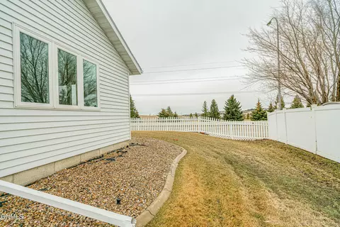 2913 Colorado Dr E, Bismarck, ND 58503 photo 36