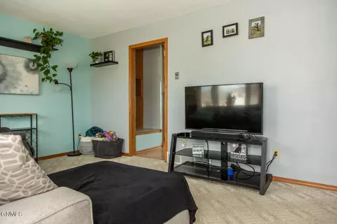 403 11th St NW, Mandan, ND 58554 photo 4