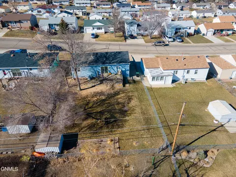 403 11th St NW, Mandan, ND 58554 photo 3