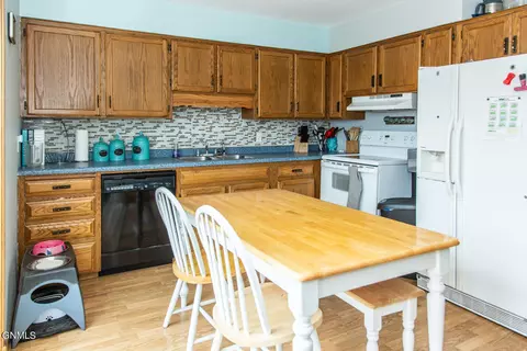 403 11th St NW, Mandan, ND 58554 photo 6