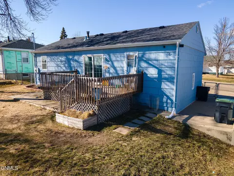 403 11th St NW, Mandan, ND 58554 photo 2