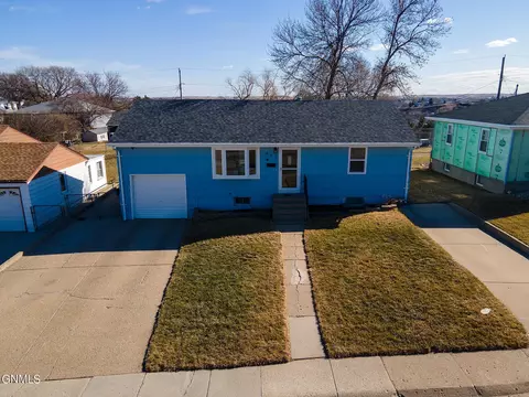 403 11th St NW, Mandan, ND 58554 photo 1
