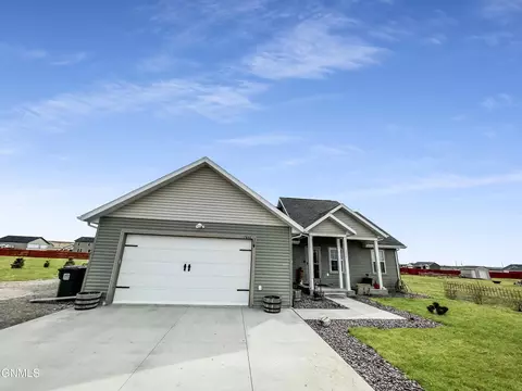 13348 Yellowstone Meadow St, Williston, ND 58801 photo 2