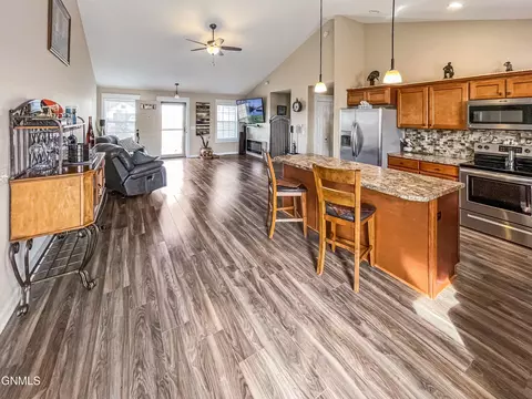 13348 Yellowstone Meadow St, Williston, ND 58801 photo 4