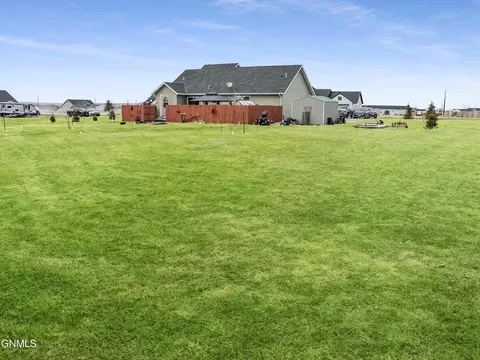13348 Yellowstone Meadow St, Williston, ND 58801 photo 18