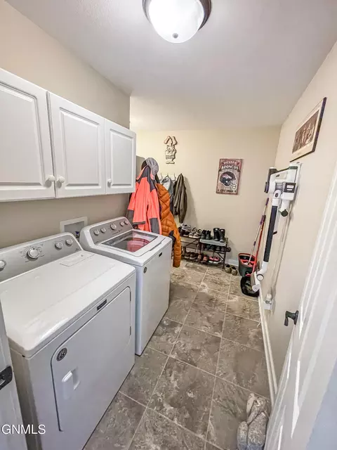13348 Yellowstone Meadow St, Williston, ND 58801 photo 9
