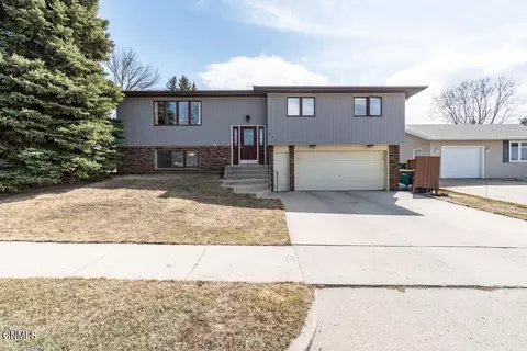 923 Constitution Dr, Bismarck, ND 58501 photo 1
