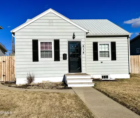 614 1st Ave E, Williston, ND 58801 photo 1