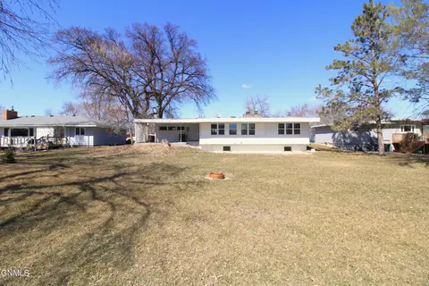 232 Souris Dr, Minot, ND 58701 photo 6
