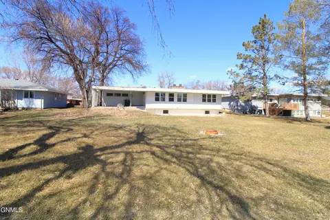 232 Souris Dr, Minot, ND 58701 photo 5
