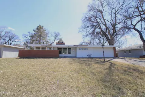 232 Souris Dr, Minot, ND 58701 photo 1