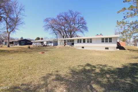 232 Souris Dr, Minot, ND 58701 photo 7