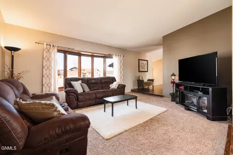 1901 Lincoln Pl NW, Mandan, ND 58554 photo 13