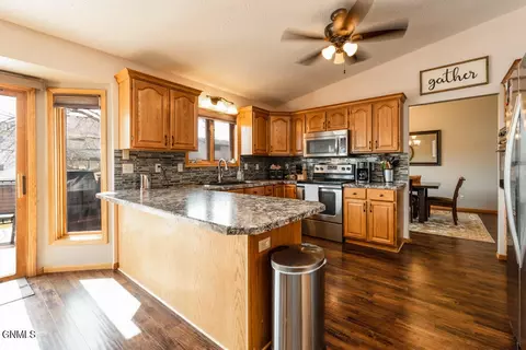 1901 Lincoln Pl NW, Mandan, ND 58554 photo 9