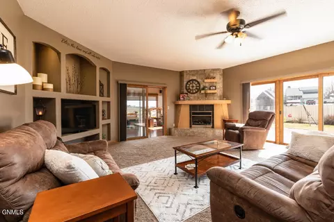 1901 Lincoln Pl NW, Mandan, ND 58554 photo 29