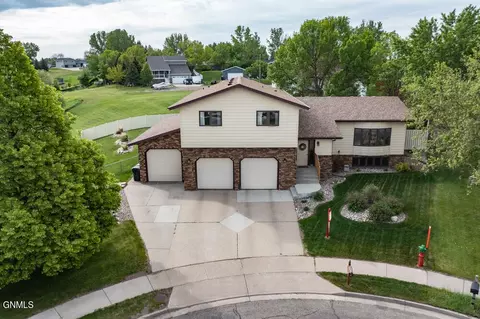 1901 Lincoln Pl NW, Mandan, ND 58554 photo 2