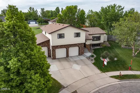 1901 Lincoln Pl NW, Mandan, ND 58554 photo 3