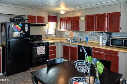 5078 Sunrise Dr, Williston, ND 58801 photo 9