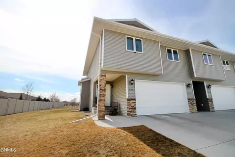 4119 Shoal Loop SE, Mandan, ND 58554 photo 1