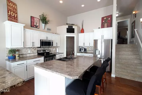 4119 Shoal Loop SE, Mandan, ND 58554 photo 5