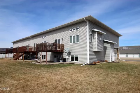 4119 Shoal Loop SE, Mandan, ND 58554 photo 2