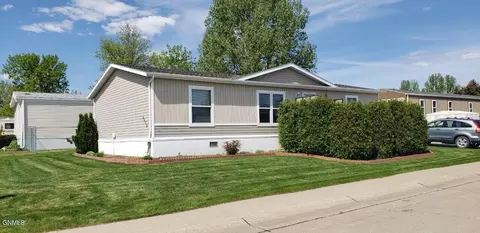 4438 Camden Loop, Bismarck, ND 58503 photo 2