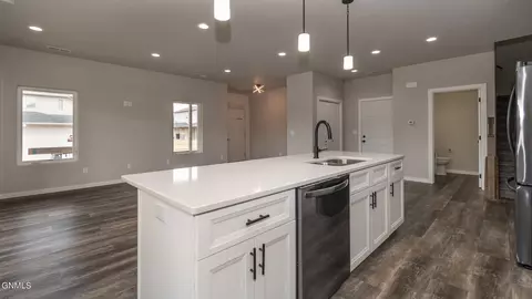 738 Compass Loop, Bismarck, ND 58504 photo 2