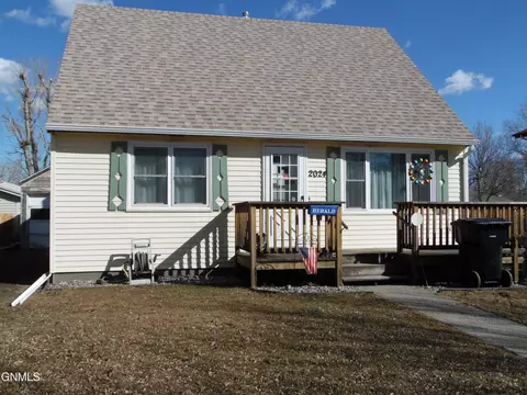 2024 3rd Ave E, Williston, ND 58801 photo 2