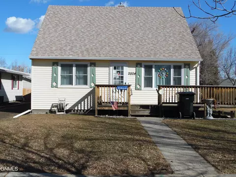 2024 3rd Ave E, Williston, ND 58801 photo 1