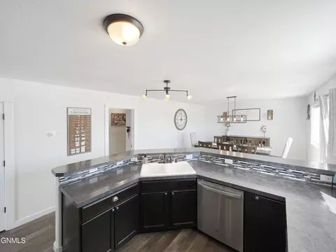 2404 27th Ave W, Williston, ND 58801 photo 37