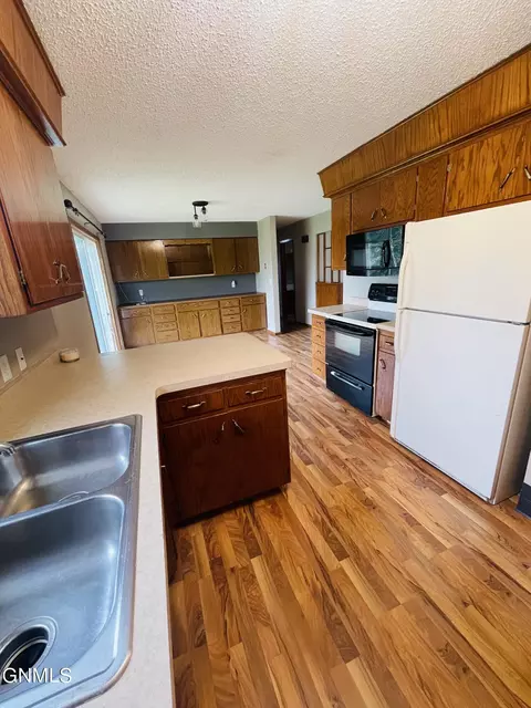 524 Dohn Ave, Bismarck, ND 58503 photo 6