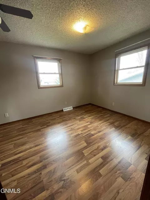 524 Dohn Ave, Bismarck, ND 58503 photo 10