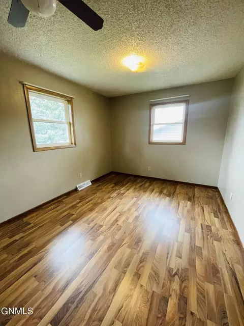 524 Dohn Ave, Bismarck, ND 58503 photo 11