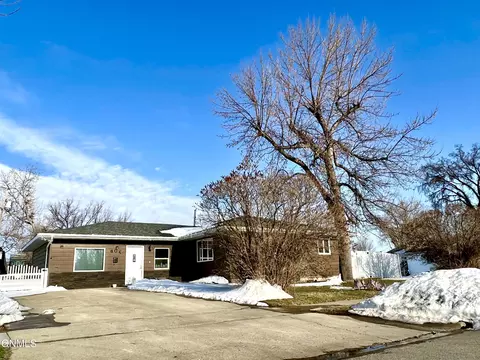 402 14th Ave W, Williston, ND 58801 photo 1