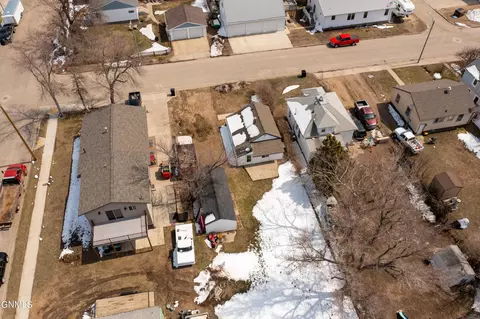 327 14th Ave W, Williston, ND 58801 photo 2