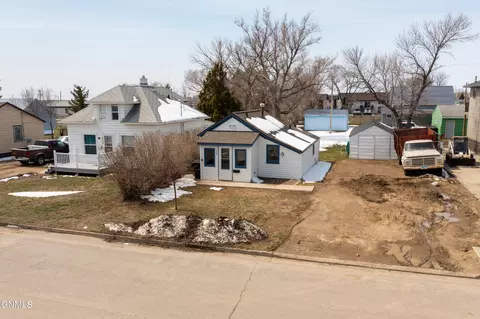 327 14th Ave W, Williston, ND 58801 photo 1