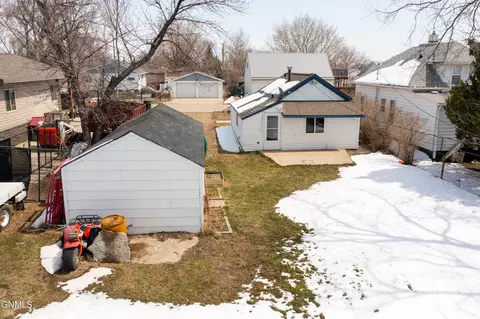 327 14th Ave W, Williston, ND 58801 photo 4