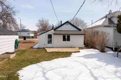 327 14th Ave W, Williston, ND 58801 photo 5