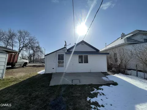 327 14th Ave W, Williston, ND 58801 photo 6