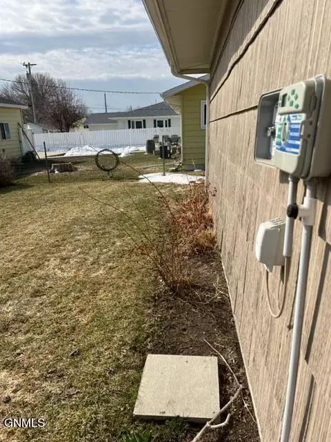 1712 2nd Ave E, Williston, ND 58801 photo 33