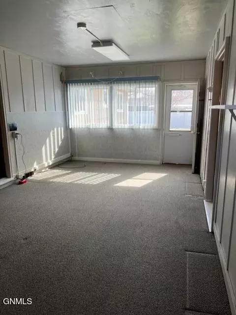 1712 2nd Ave E, Williston, ND 58801 photo 2