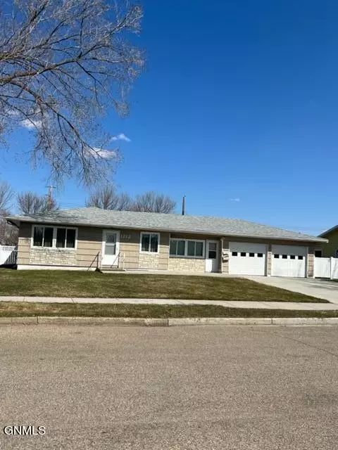 1712 2nd Ave E, Williston, ND 58801 photo 1