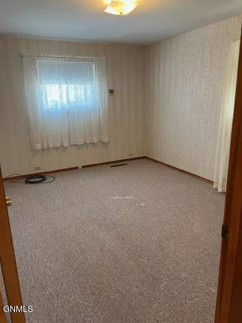 1712 2nd Ave E, Williston, ND 58801 photo 17