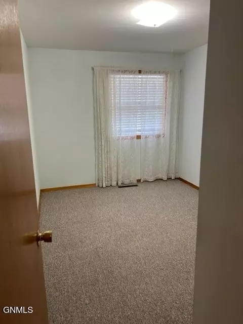 1712 2nd Ave E, Williston, ND 58801 photo 16
