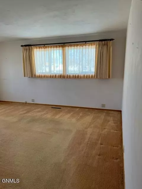 1712 2nd Ave E, Williston, ND 58801 photo 5