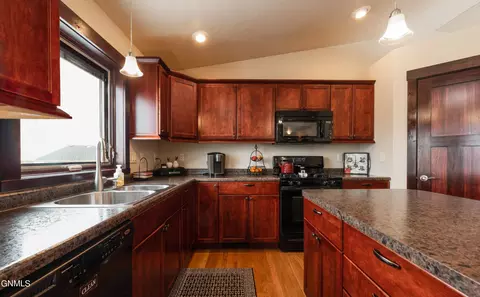 1012 Canada Ave, Bismarck, ND 58503 photo 6